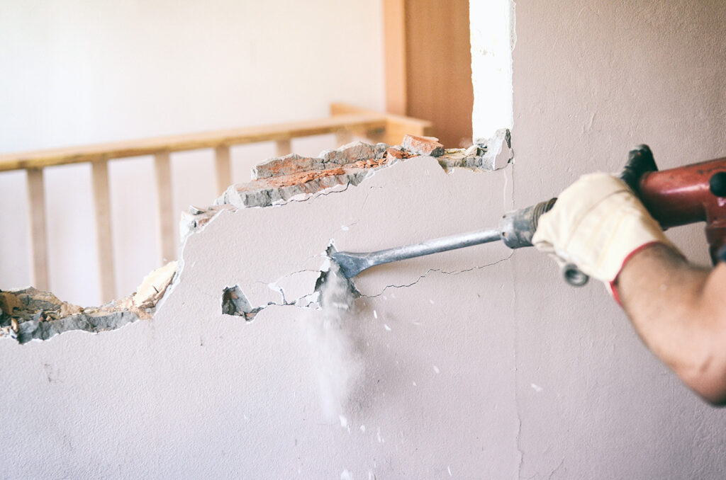 Eine Mauer die abgerissen wird.