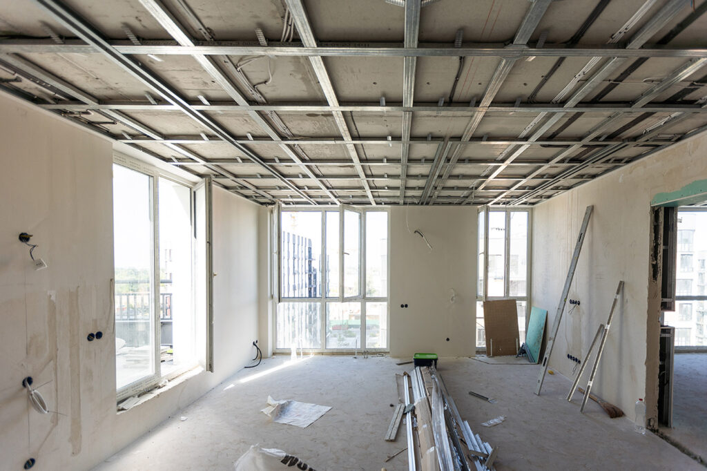 Ein Zimmer mit Trockenbau Decke
