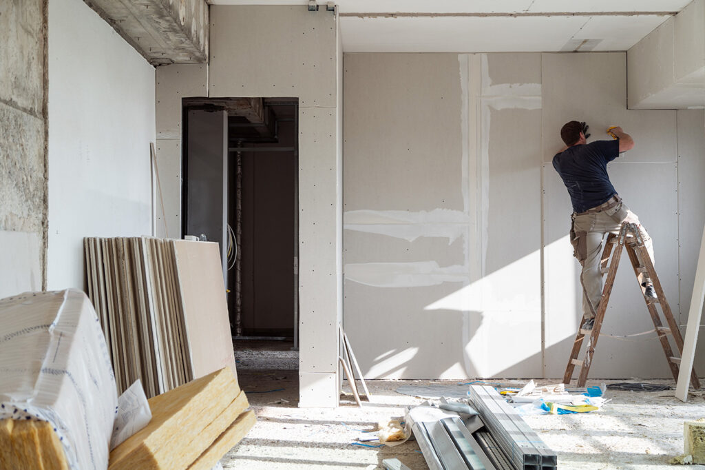 Ein Arbeiter beim Trockenbau